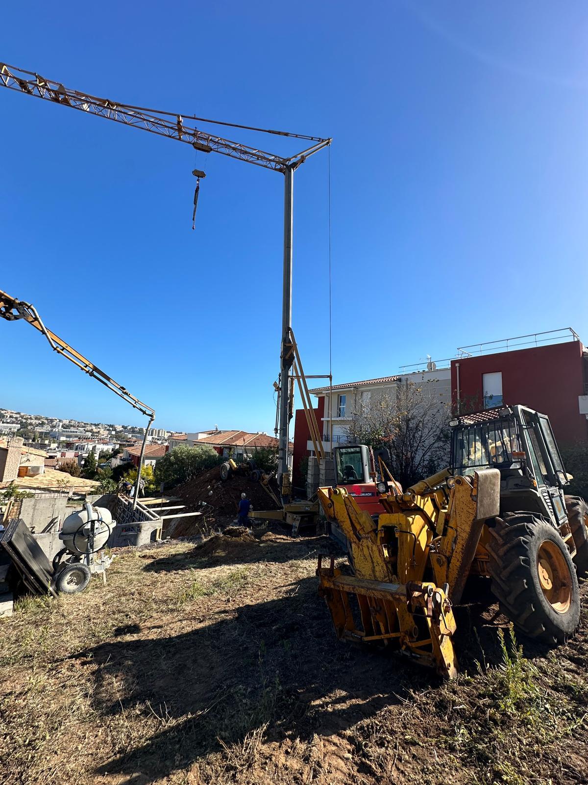 Villa Chaudry Saint-Laurent-du-Var, grue à tour et camion-pompe en action