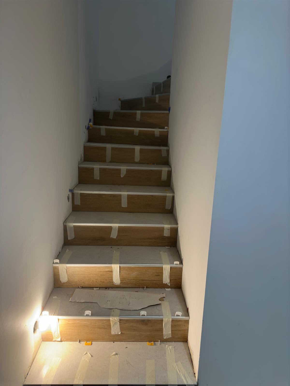Escalier avant, marches bois sous protection
