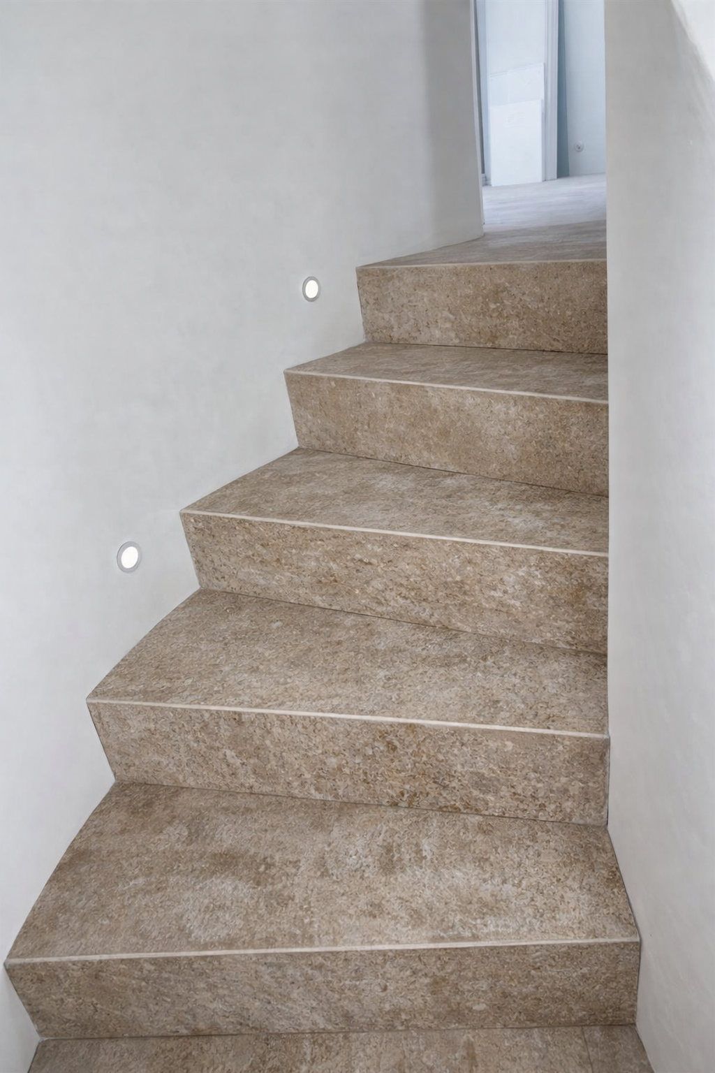Escalier après, travertin posé