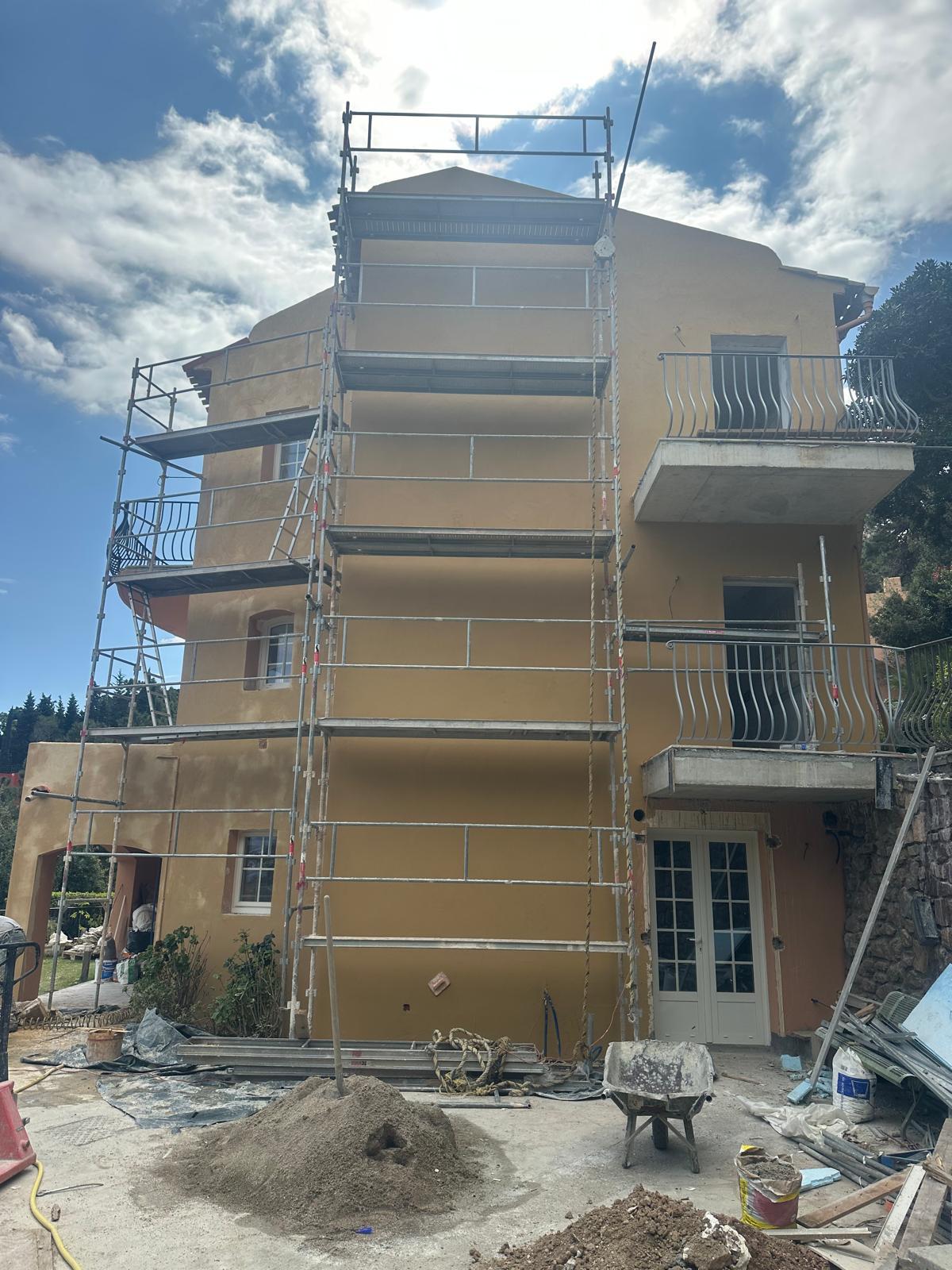 Façade après, enduit ocre terminé