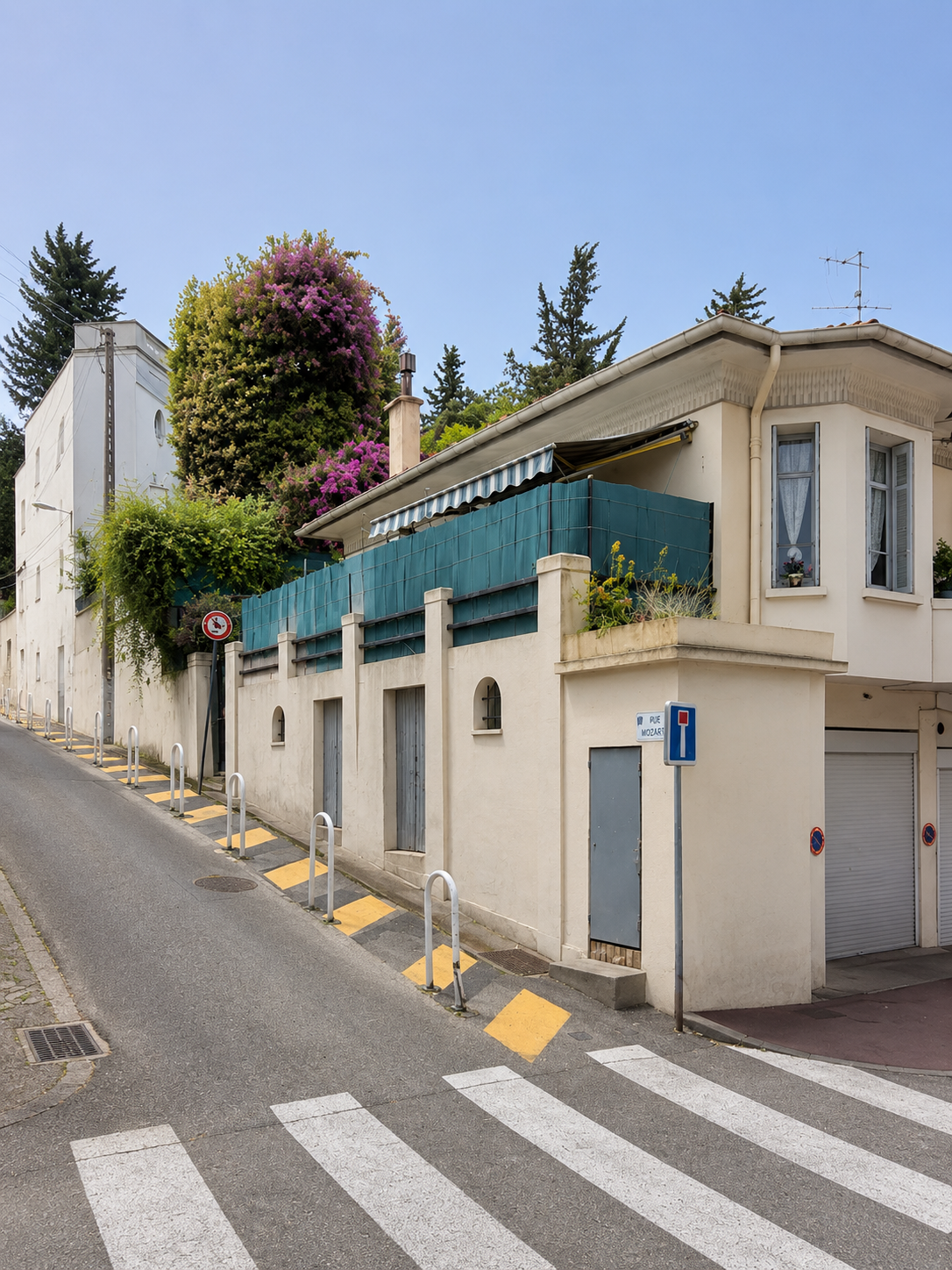 Vue côté du bâtiment existant, bougainvillée, programme 4 logements