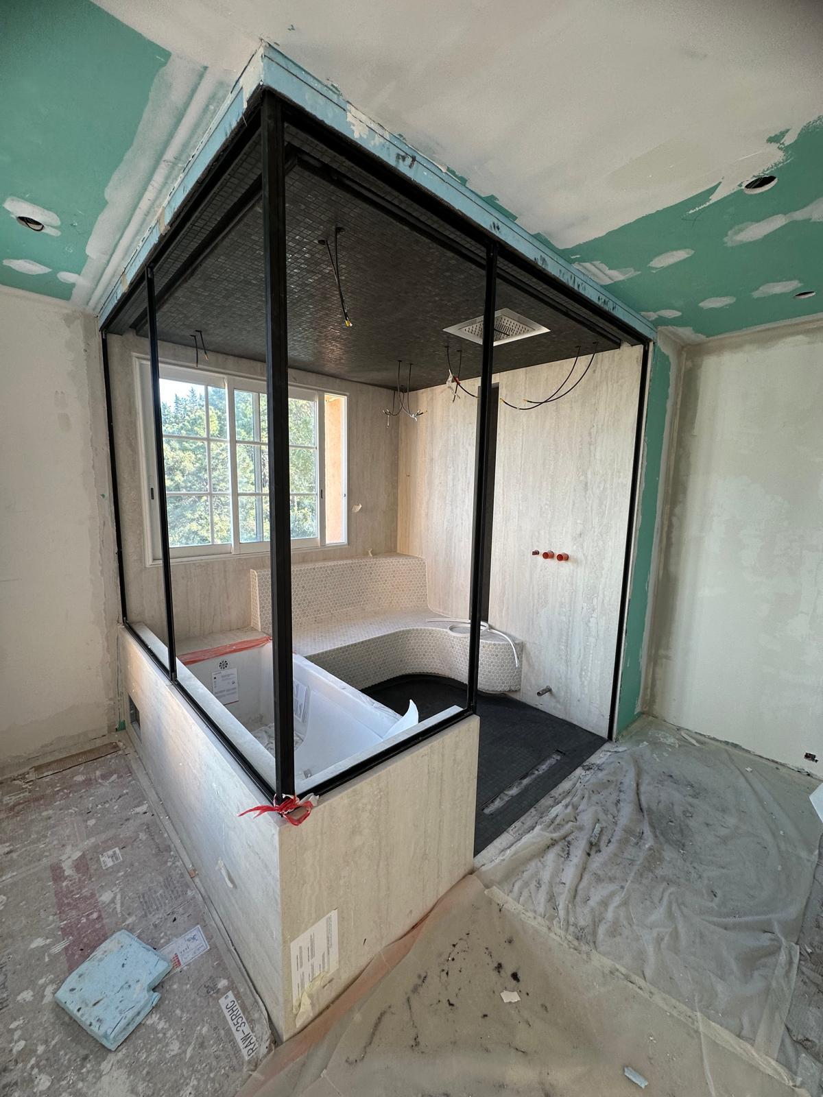 SDB avant, verrière acier noir en chantier