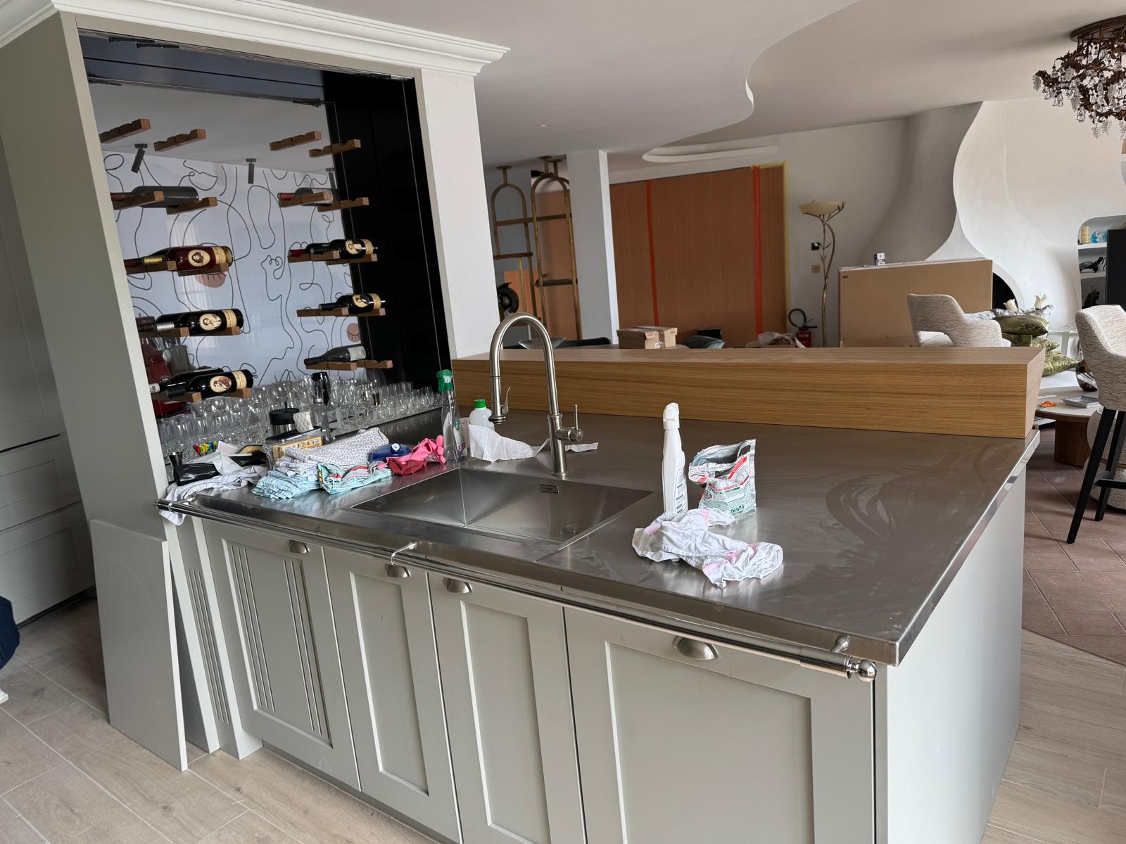 Cuisine ouverte avec cave à vin intégrée, Théoule-sur-Mer